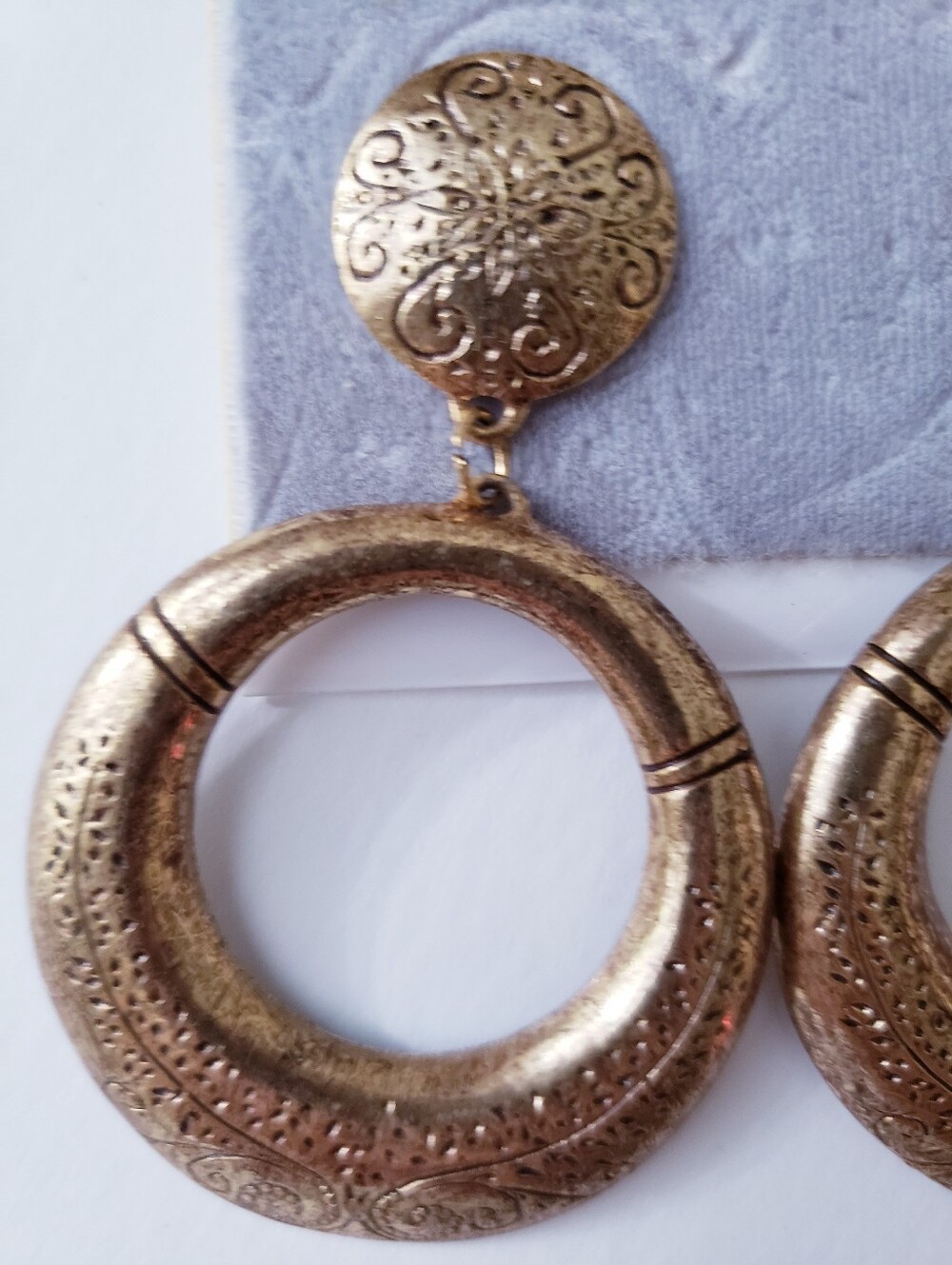 Vintage Line One Round Hoop Earrings - Picture 5 of 7
